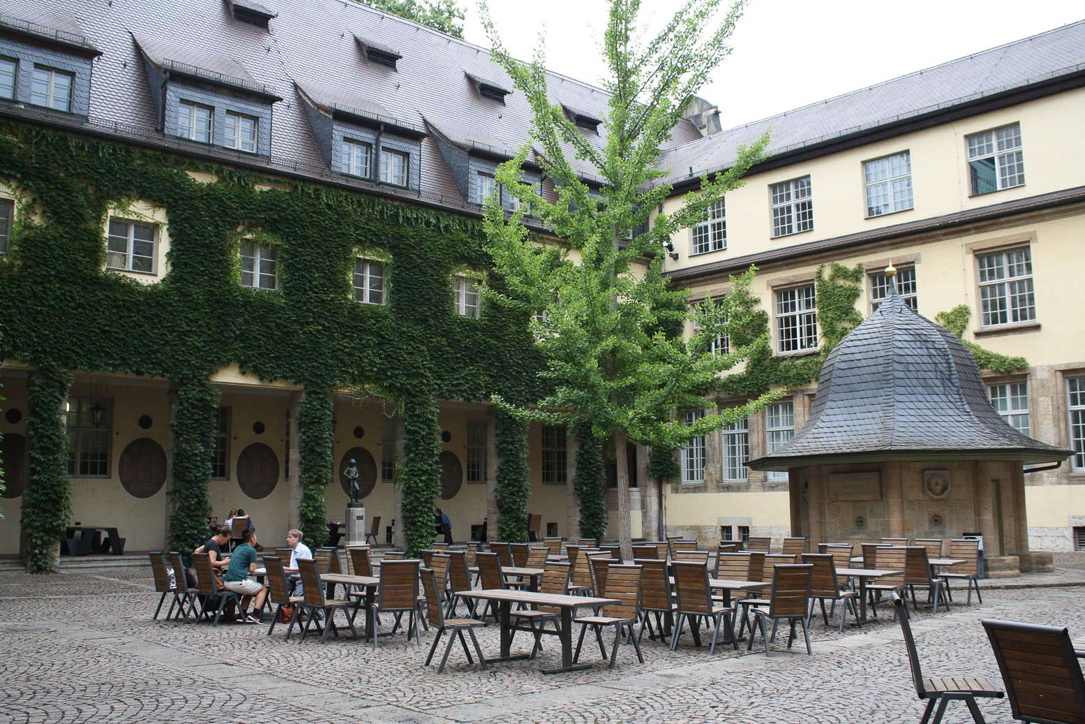Innenhof des Hauptgebäudes der Uni Jena.