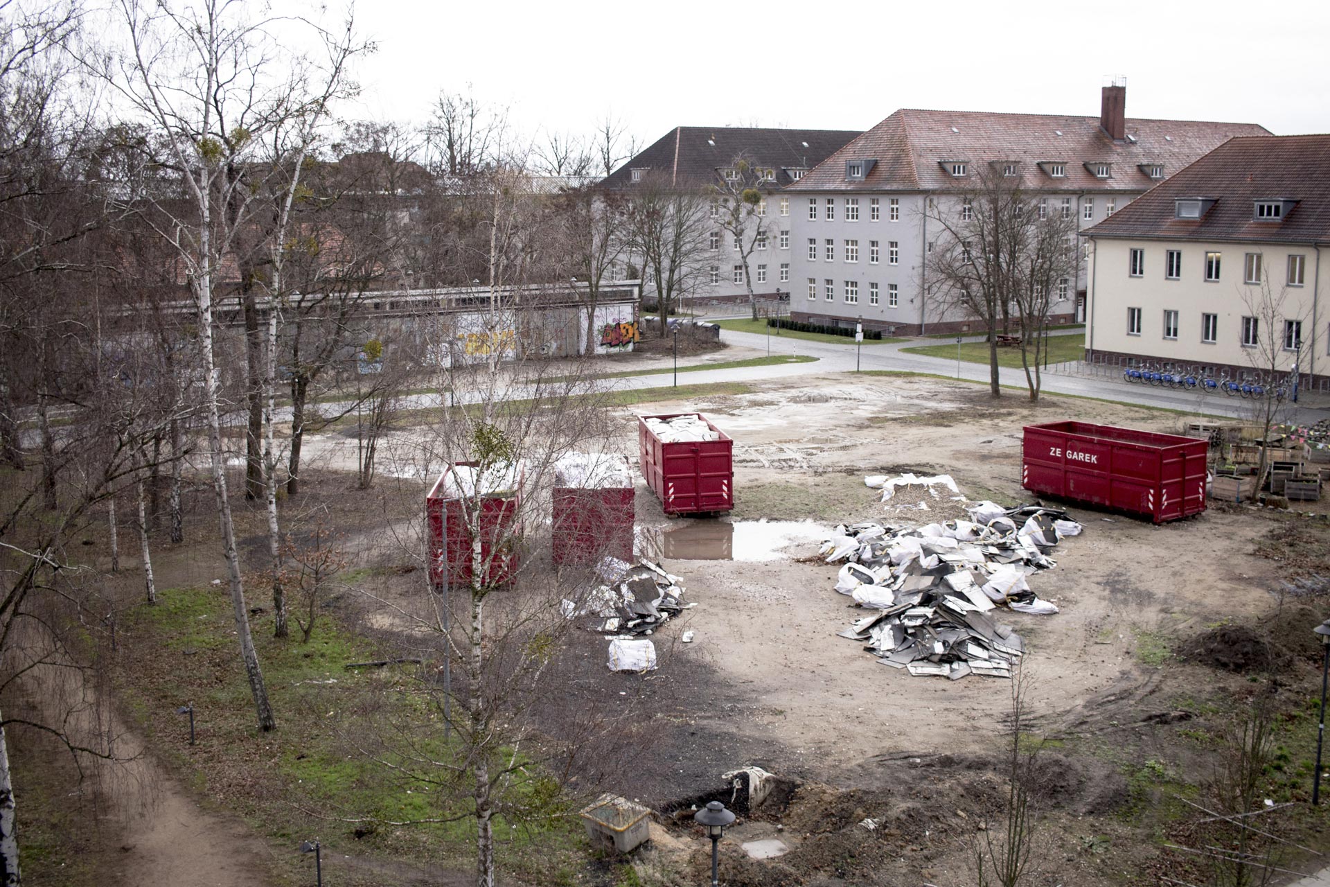 Container stehen mitten auf dem Campus der FH Potsdam