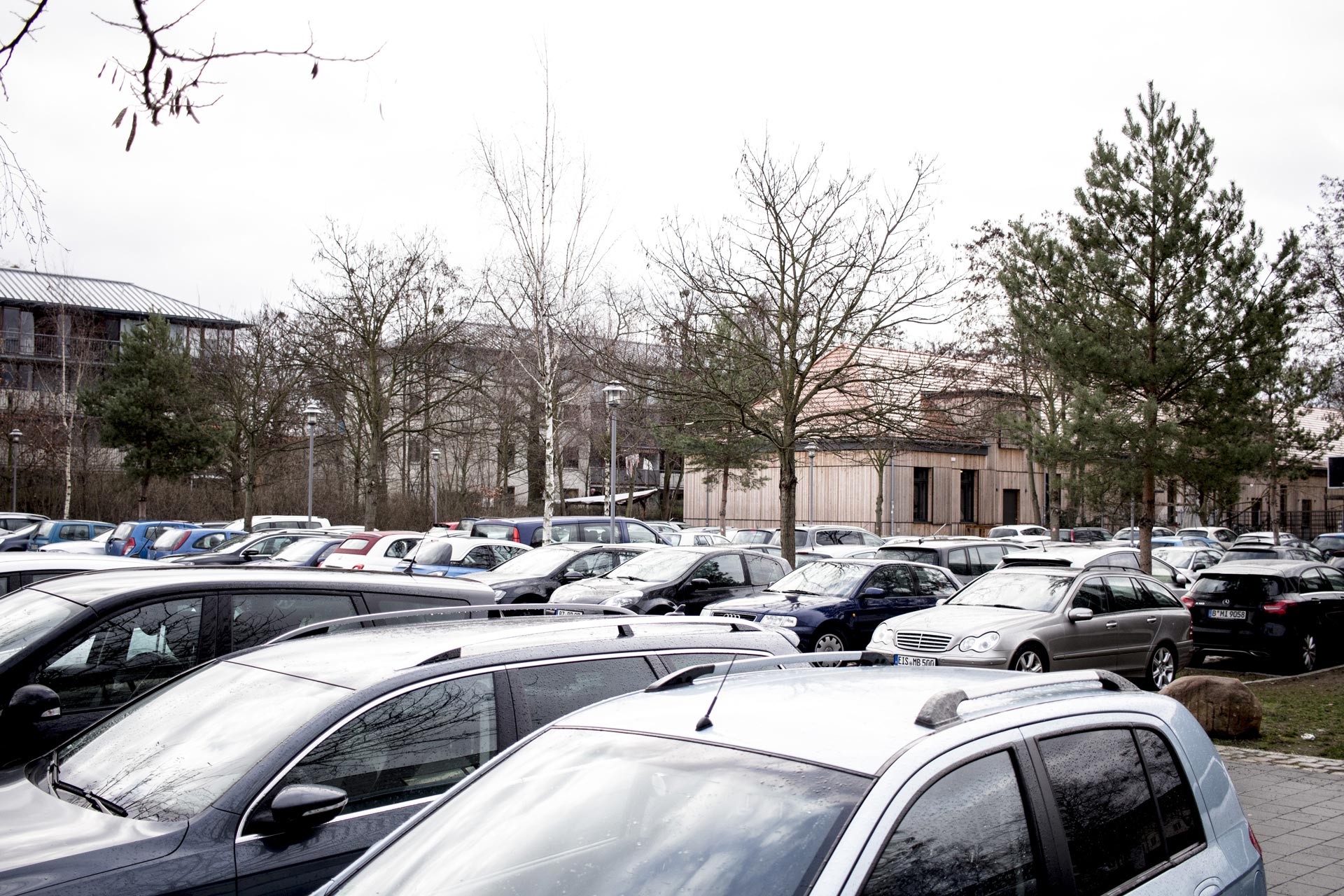 Ein Parkplatz voller Autos an der FH Potsdam