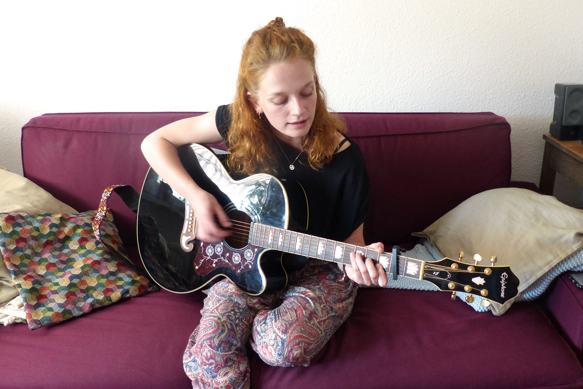 Nina spielt auf ihrer Gitarre.