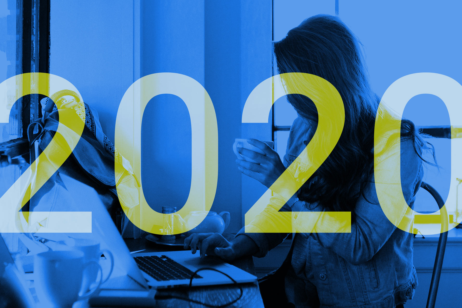 Im Vordergrund steht 2020, im Hintergrund ist eine Person zu sehen, die vor ihrem Laptop sitzt und arbeitet.