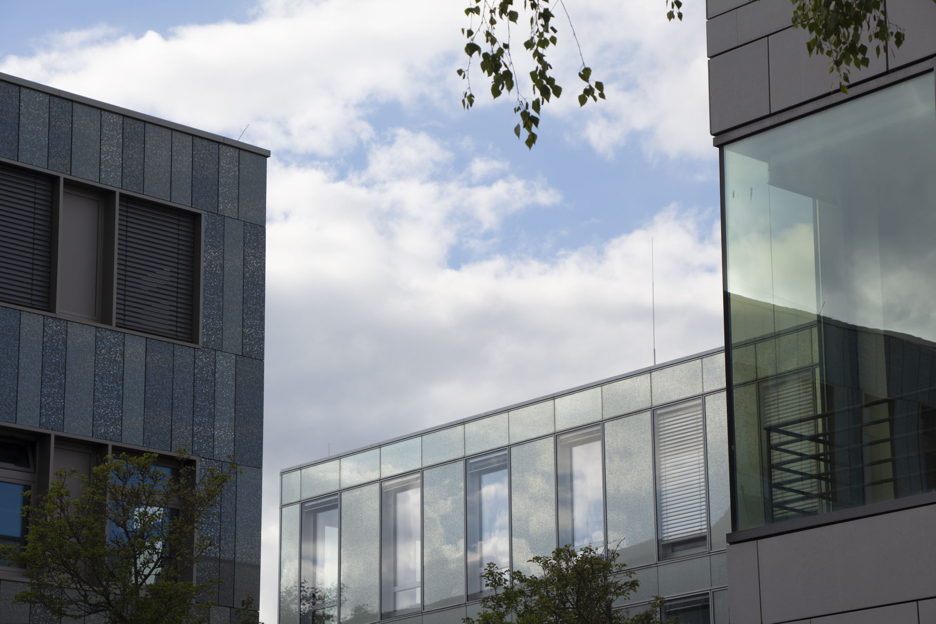Moderne Gebäudefassaden auf dem Campus der FH Potsdam.